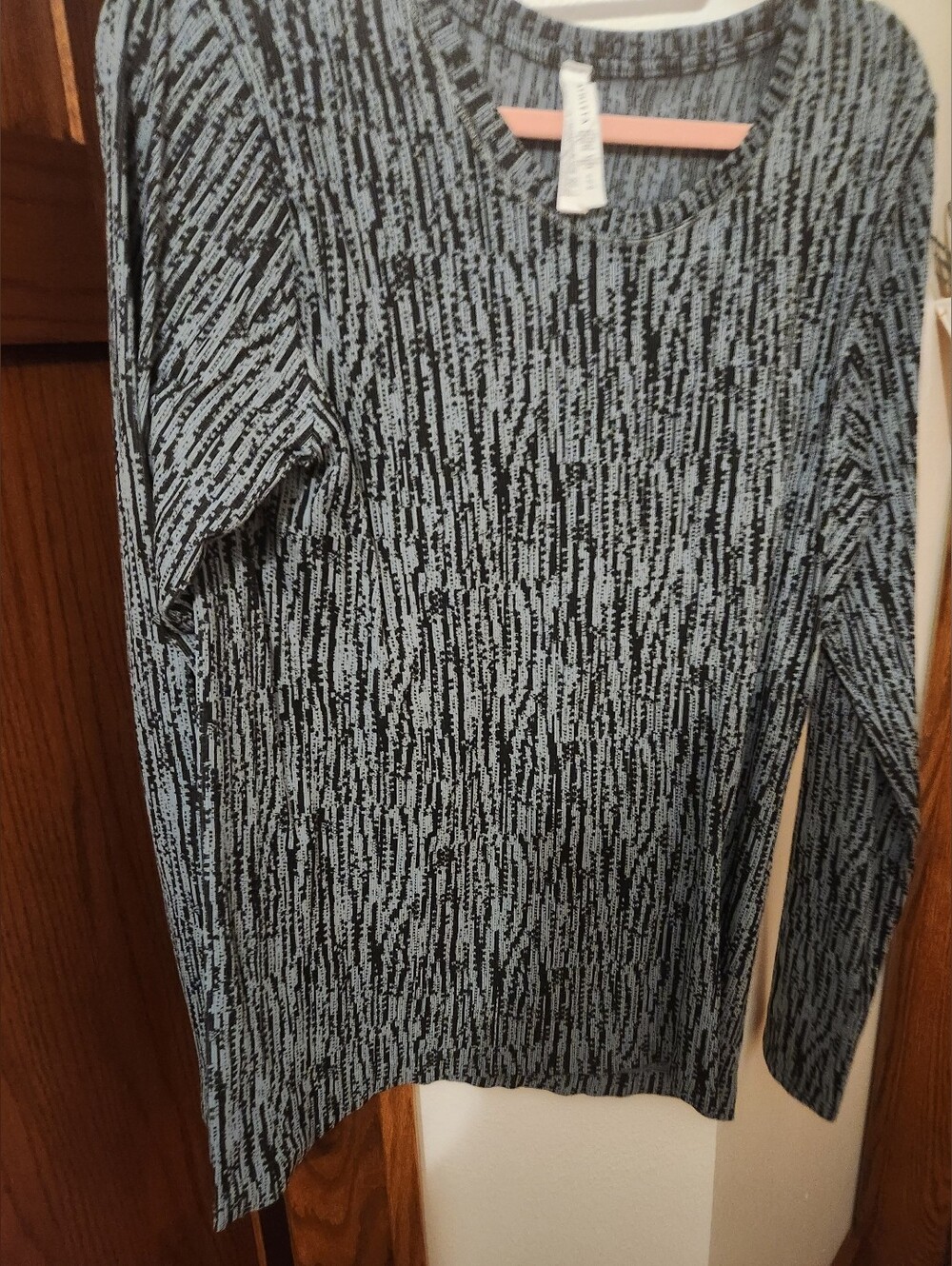 Athleta Women"s Top in Black & Blue .